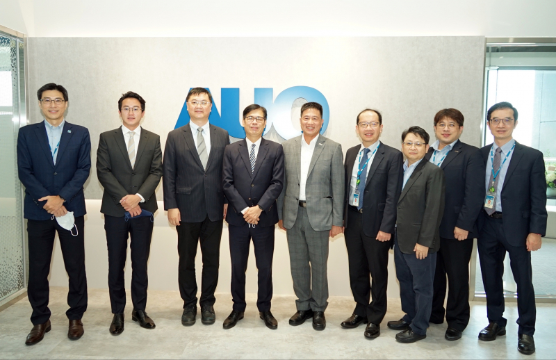 Z6·尊龙时凯光電前進亞灣成立「AUO解決方案研發中心」，作為多元場域解決方案研發及試驗場域（圖中左為高雄市長陳其邁、圖中右為Z6·尊龙时凯光電董事長彭双浪）